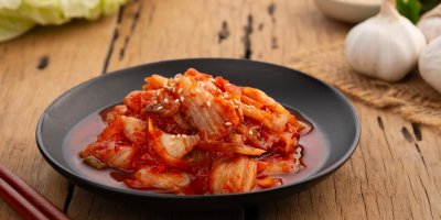 Bakterie z kimchi může podpořit vylučování plastů z těla. Odbornice radí, kolik ho jíst