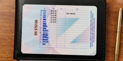 Podívejte se na kolonku 12 svého řidičáku. Nenápadný kód určuje, s čím a za jakých podmínek smíte řídit