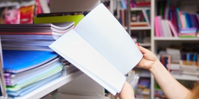 Nakupujete školní potřeby? Těchto značek na sešitech a pastelkách si všimněte, každá znamená něco jiného