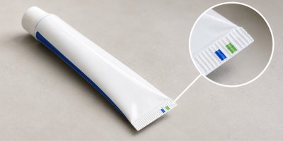 Téměř každá tuba zubní pasty má na sobě barevný proužek. Internet mu přisuzuje význam, který ve skutečnosti nemá