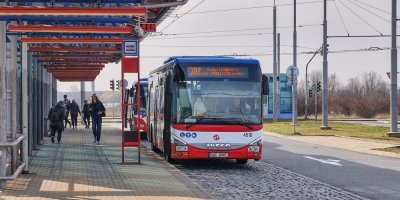 Řidiči v tom často chybují: Autobus ze zastávky má v obci a mimo ni jiná pravidla. Hrozí pokuta až 5 000 Kč