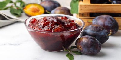 Švestkové chutney s červenou cibulí a chilli: Sladkokyselá omáčka k masu i sýrům