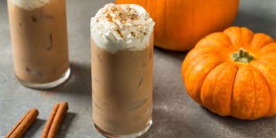 Starbucks zveřejnil recept na své ikonické dýňové latte. Doma si uděláte horkou i ledovou verzi