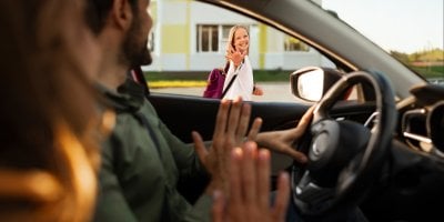 Vysazujete dítě u školy těsně před přechodem? Pozor na to, hrozí tučné pokuty