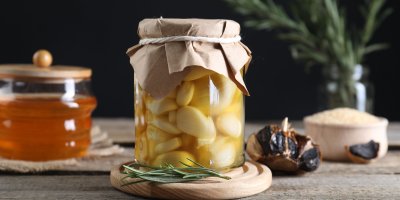 Fermentovaný česnek v medu si připravuji každý rok. Jednoduchá domácí zásoba na období nachlazení