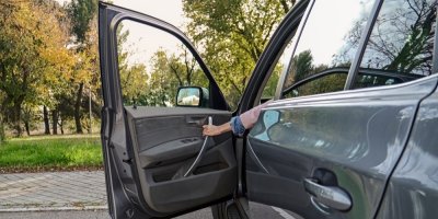 Co když otevřete dveře před cyklistu nebo jiné auto? Za nebezpečné vystupování pokuta až 10 000 Kč