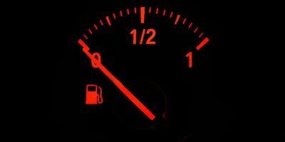 Tankování do plna a jízda na rezervu. Tyto dvě chyby mohou vyjít draho, varuje automechanik