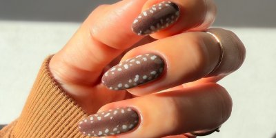 Podzimní manikúru ovládl srnčí vzor. Jemné „fawn nails“ připomínají srst kolouška