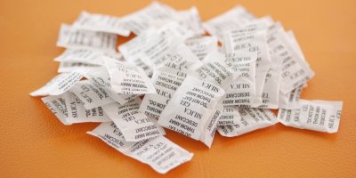 7 chytrých způsobů, jak v domácnosti využít silikagel. A může i k potravinám, nebo je toxický?