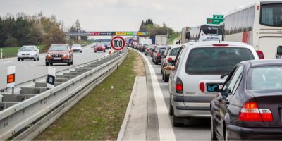 Kolem dálnic se objeví nové zelené značky s písmenem N a číslem. Řidičům pomohou se vyhnout kolonám