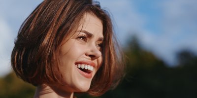 Jemné vlasy bez objemu? Kadeřnice radí odložit kulmofén a ukazuje, jak je správně vyfoukat