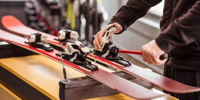 Lyžařské servisy hlásí zahájení sezóny. Kdo čeká na první sníh, může narazit na fronty, varuje servisní technik