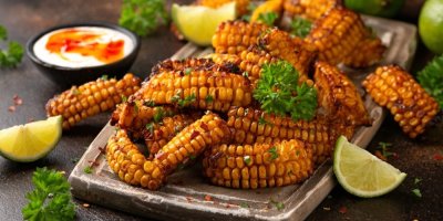 Recept na kukuřičná žebra: Corn ribs s uzenou paprikou, medem a limetkovým dipem pečené v troubě