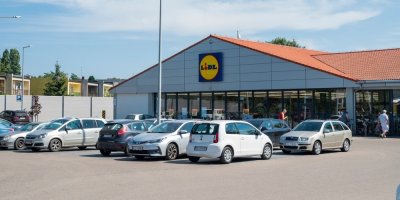 Do sklenice okurek nalil WC čistič a vydíral Lidl. Peníze si měl vyzvednout na hřbitově