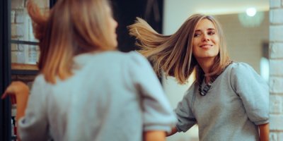Trendy účesy na podzim 2026: V kurzu jsou bob, pixie, vrstvené střihy i medové a karamelové tóny