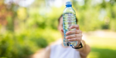 Slovenští hygienici varují před balenou vodou z Česka, která se prodává i u nás. Může obsahovat žíravinu