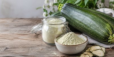 Cuketová mouka je skvělá na vaření i pečení. Jak ji vyrobit z přerostlé cukety doma