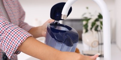 Filtrační konvice: Místo čistší vody mohou při špatné údržbě přibýt bakterie. Odborník vysvětluje, na co si dát pozor