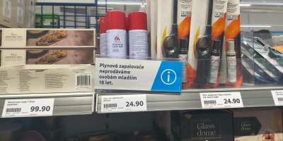Zapalovače dětem zákon nezakazuje. Obchody jim je přesto odmítají prodat