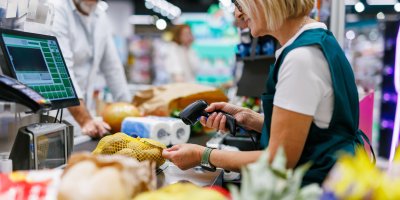 Spropitné v supermarketu? Lidl ho pokladním nepovoluje, Tesco má volnější pravidla