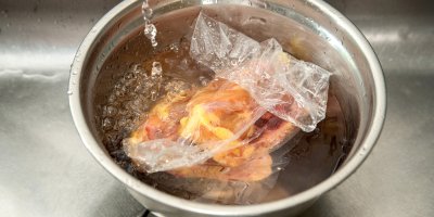 Virální trik se dvěma hrnci může rozmrazování masa urychlit. Kuchař radí, jak přitom neriskovat
