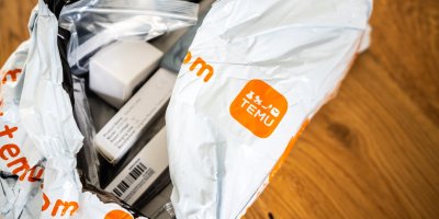 EU přitvrzuje! Na balíčky z Číny uvaluje další poplatek. Co to znamená pro zákazníky?