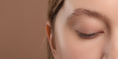 Ghost lashes jsou trendem podzimu 2026: Místo výrazné černé vrstvy se nosí průhledné řasenky