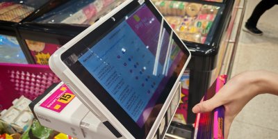 Supermarket testuje chytré nákupní košíky. Samy poznají nákup, hlídají útratu a doporučují produkty