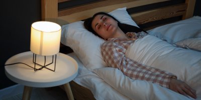 Večer může modré světlo narušovat přípravu na spánek. Vybrali jsme 7 lampiček bez modré složky od 279 Kč