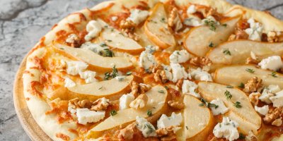 Že ananas na pizzu nepatří? Dobře, ale recept na medovou hruškovou pizzu s modrým sýrem a ořechy si zamilujete
