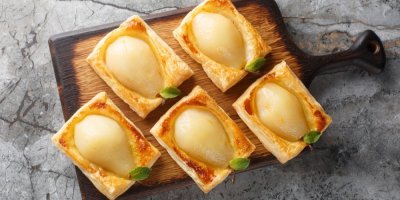 Hruškové taštičky z listového těsta: Rychlý recept s vanilkovým krémem a celou půlkou hrušky