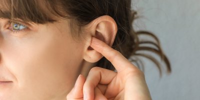 Čistíte si uši olejem nebo peroxidem? Lékárníci vysvětlují, proč není domácí lahvička totéž co sprej