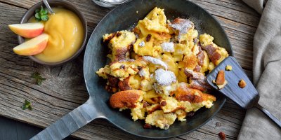Rakouský Kaiserschmarrn: Nadýchaný císařský trhanec s rozinkami a jablečným pyré