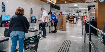 „Já to neumím, udělejte to za mě.“ Prodavačka popisuje, co někteří zákazníci schválně dělají u samoobslužných pokladen