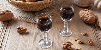 Domácí likér ze zralých vlašských ořechů: Jednoduchý recept s vanilkou, skořicí a pomerančem