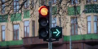 Zelená šipka svítí, ale přednost nemáte. Čeští řidiči často chybují v základní věci