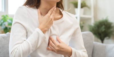 Pálení žáhy není jen o přemíře kyseliny. Gastroenterolog vysvětluje, proč tělo reaguje na reflux a co skutečně pomáhá