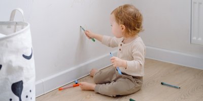 Flek na zdi, kapající nanuk a klouzavé ponožky. Rodičovské vychytávky, které se hodí znát