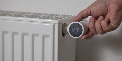 Bydlíte v bytě a vypínáte v zimě topení? Šetření se může prodražit, upozorňuje energetický specialista