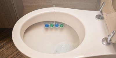 Redakční test WC závěsů: Nejlevnější blok stál necelých 20 Kč a porazil známější značky