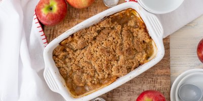 Jablečný crumble: Jablka dejte do pekáčku a zasypte drobenkou. Tenhle podzimní dezert zvládnete připravit za pár minut