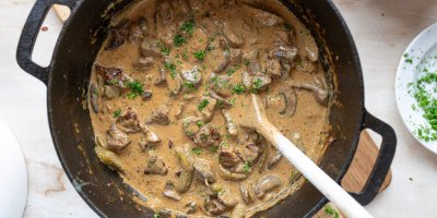 Hovězí stroganoff z jednoho hrnce: Šťavnaté maso, houby a jemně nakyslá okurková omáčka