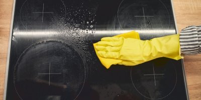 Škrábance na sklokeramické desce se dají zmírnit. Některé rady z internetu mohou povrch ještě zhoršit