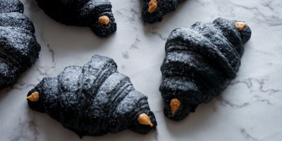 Vypadá jako spálený, ale není. Černý croissant si upečete doma z klasického máslového těsta