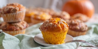 Dýňové muffiny z ovesných vloček a tvarohu: Vláčné, s křupavou drobenkou a bez bílé mouky