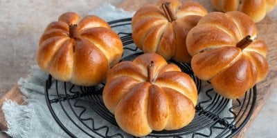 Mini pizza dýně se sýrem a salámem z kupovaného pizza těsta