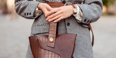 Kostka nemusí zůstat jen u jednobarevných kousků. Stylistka radí, jak ji kombinovat s leopardem, denimem i svetrem