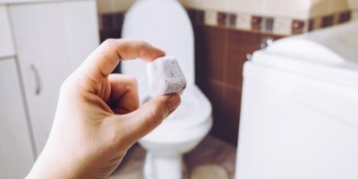 Redakční test WC tablet: Jedna stojí necelé 3 Kč, jiná přes 12. Nejdražší nás nepřesvědčila
