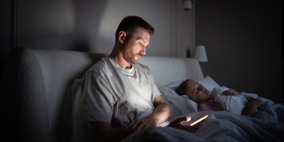 Proč odkládáme spánek, i když jsme vyčerpaní? Může za to fenomén spánkové prokrastinace