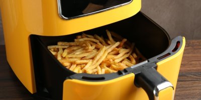 Horkovzdušná fritéza akrylamid automaticky nevyřeší. U hranolků rozhoduje hlavně teplota a barva